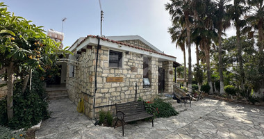 Charming 3-Bedroom Villa with Pool, Sea & Mountain Views