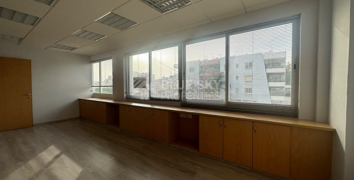 SALE: OPEN PLAN OFFICES OFFERING 200 SQM APPROXIMATE COVERED AREA ON PRIME BUSINESS AVENUE ON GRIVA DIGENI