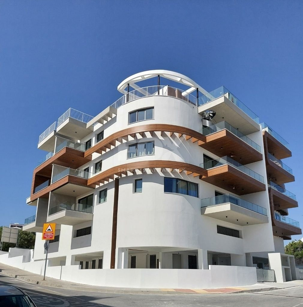 For rent Luxury Three-Bedroom Penthouse with Private Rooftop Pool, Communal Gym & Panoramic Sea Views – Panthea Hills