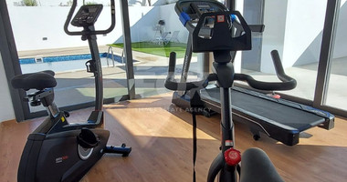 For rent Luxury Three-Bedroom Penthouse with Private Rooftop Pool, Communal Gym & Panoramic Sea Views – Panthea Hills