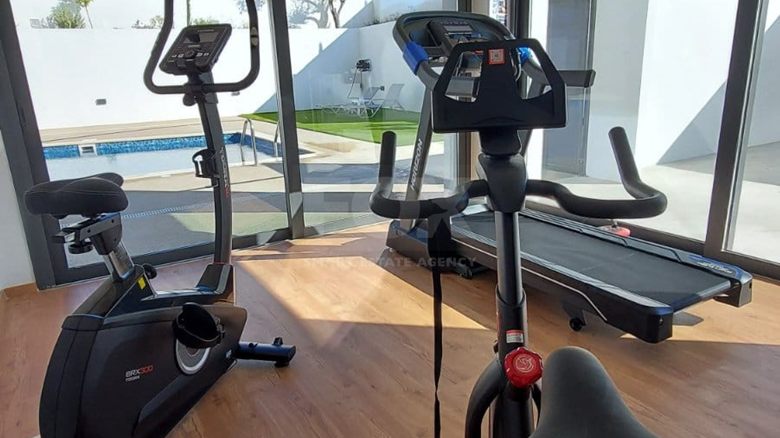 For rent Luxury Three-Bedroom Penthouse with Private Rooftop Pool, Communal Gym & Panoramic Sea Views – Panthea Hills