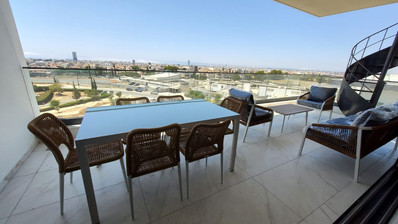 For rent Luxury Three-Bedroom Penthouse with Private Rooftop Pool, Communal Gym & Panoramic Sea Views – Panthea Hills