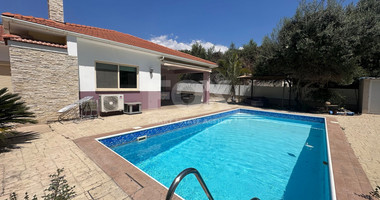 RENT: BEAUTIFUL 3 BEDROOM UNFURNISHED BUNGALOW WITH SWIMMING POOL IN PYRGOS