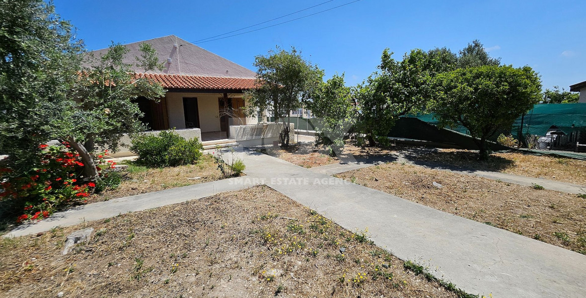 For Rent Three bedroom detached bungalow in a large plot in Episkopi Area