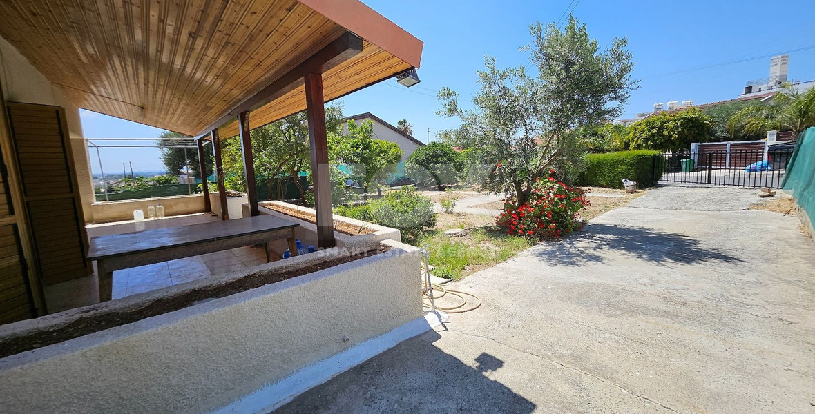 For Rent Three bedroom detached bungalow in a large plot in Episkopi Area