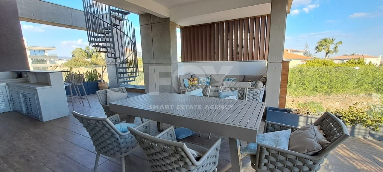 Stunning three bedroom penthouse with private swimming pool