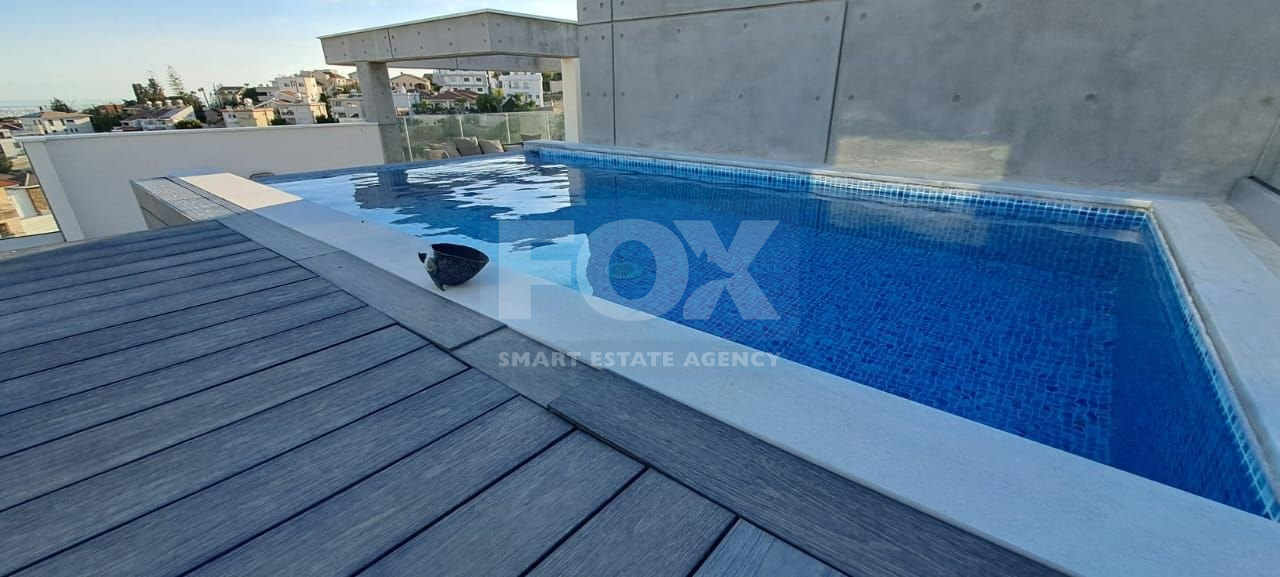 Stunning three bedroom penthouse with private swimming pool