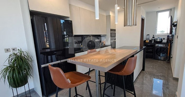Stunning three bedroom penthouse with private swimming pool