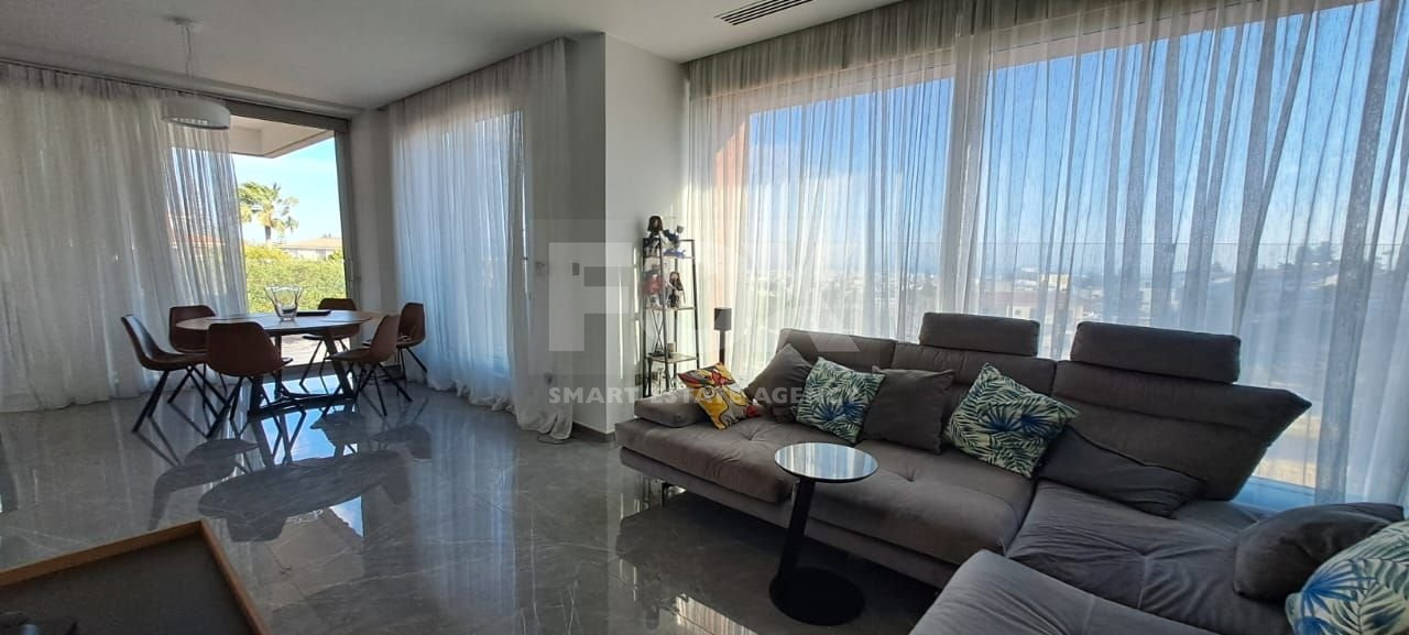Stunning three bedroom penthouse with private swimming pool