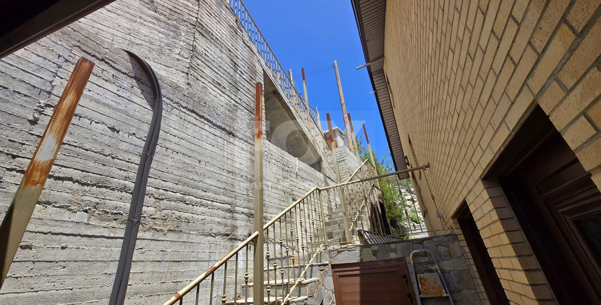 Detached Five-Bedroom House for sale in  Kyperounta: with Pool & Panoramic Views