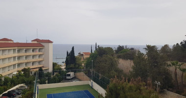 Fully furnished luxury 2 bedroom apartment with private garden for rent in Agios Tychonas