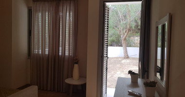 Fully furnished luxury 2 bedroom apartment with private garden for rent in Agios Tychonas