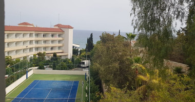 Fully furnished luxury 2 bedroom apartment with private garden for rent in Agios Tychonas