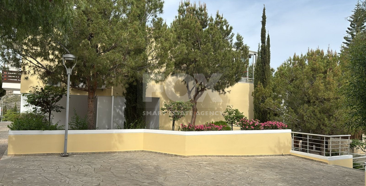 Fully furnished luxury 2 bedroom apartment with private garden for rent in Agios Tychonas