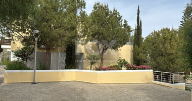 Fully furnished luxury 2 bedroom apartment with private garden for rent in Agios Tychonas