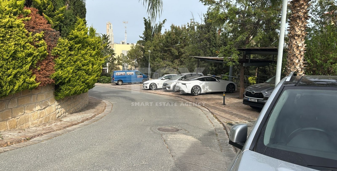 Fully furnished luxury 2 bedroom apartment with private garden for rent in Agios Tychonas
