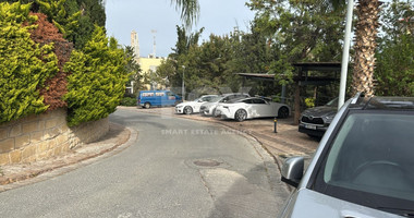 Fully furnished luxury 2 bedroom apartment with private garden for rent in Agios Tychonas
