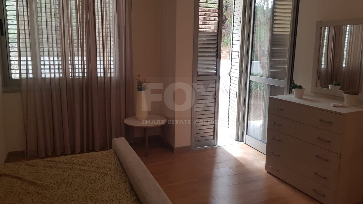 Fully furnished luxury 2 bedroom apartment with private garden for rent in Agios Tychonas