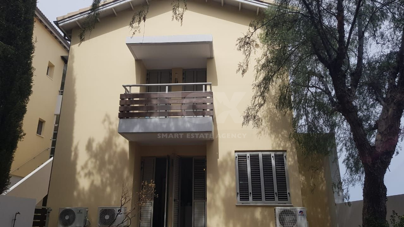 Fully furnished luxury 2 bedroom apartment with private garden for rent in Agios Tychonas