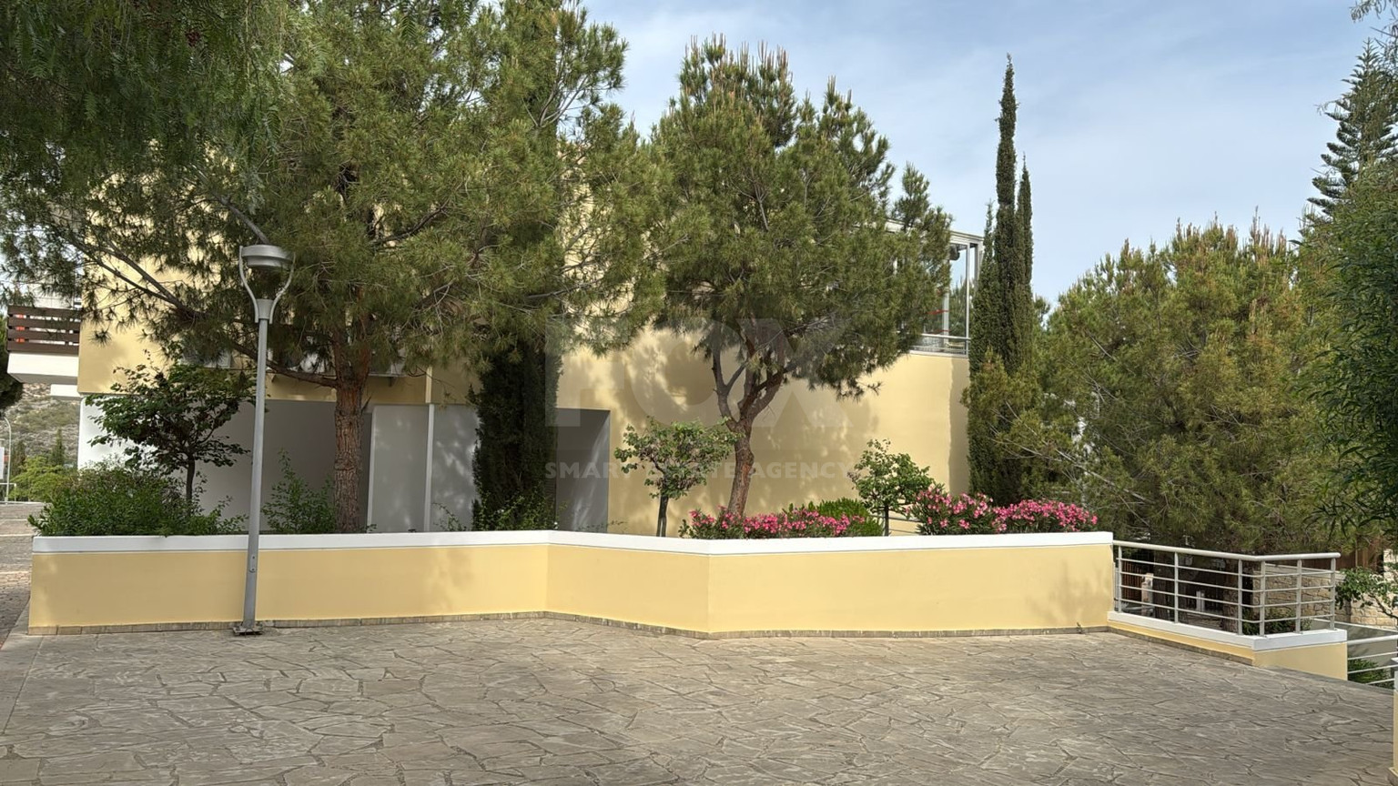 Fully furnished luxury 2 bedroom apartment with private garden for rent in Agios Tychonas