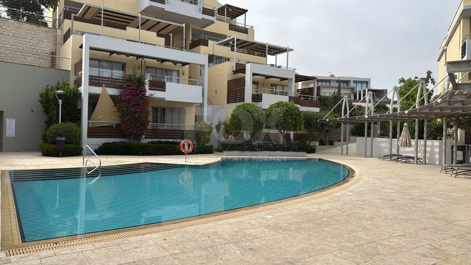 Fully furnished luxury 2 bedroom apartment with private garden for rent in Agios Tychonas