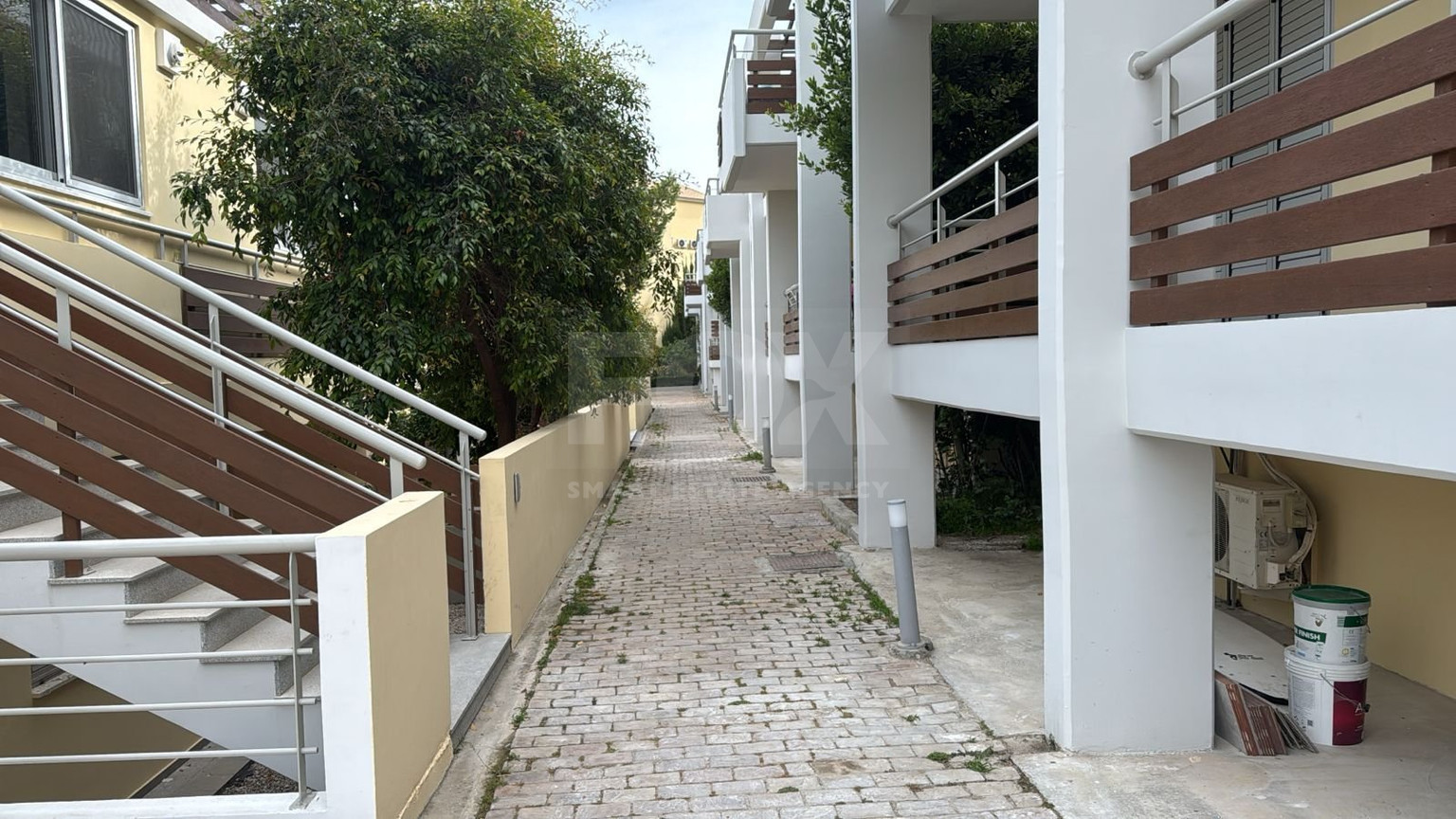 Fully furnished luxury 2 bedroom apartment with private garden for rent in Agios Tychonas