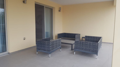Fully furnished luxury 2 bedroom apartment with private garden for rent in Agios Tychonas