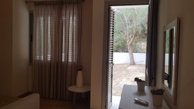 Fully furnished luxury 2 bedroom apartment with private garden for rent in Agios Tychonas