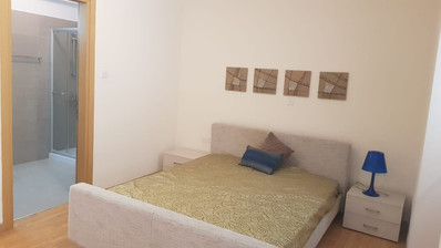 Fully furnished luxury 2 bedroom apartment with private garden for rent in Agios Tychonas