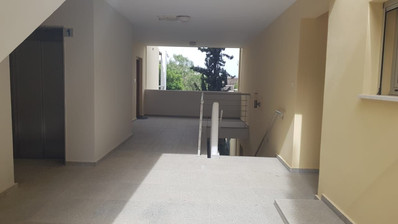 Fully furnished luxury 2 bedroom apartment with private garden for rent in Agios Tychonas