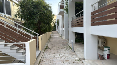 Fully furnished luxury 2 bedroom apartment with private garden for rent in Agios Tychonas