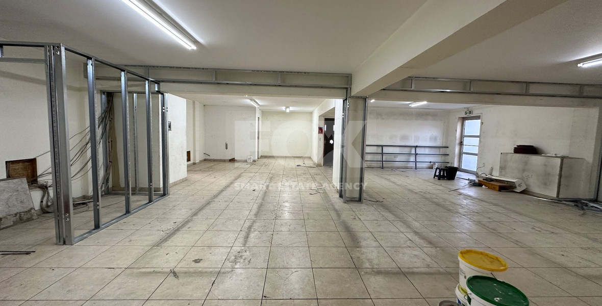 RENT: SHOWROOM/BUILDING 500SQM WITH 17 PARKING SPACES IDEAL FOR OFFICE OR RETAIL PREMISES IN CENTRAL LIMASSOL