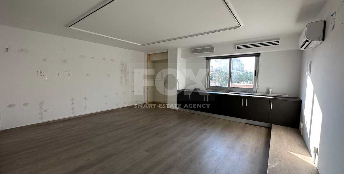 RENT: SHOWROOM/BUILDING 500SQM WITH 17 PARKING SPACES IDEAL FOR OFFICE OR RETAIL PREMISES IN CENTRAL LIMASSOL