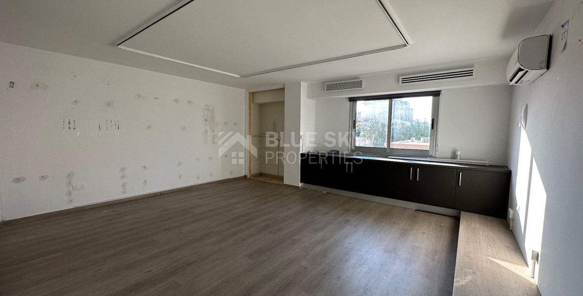 RENT: SHOWROOM/BUILDING 500SQM WITH 17 PARKING SPACES IDEAL FOR OFFICE OR RETAIL PREMISES IN CENTRAL LIMASSOL