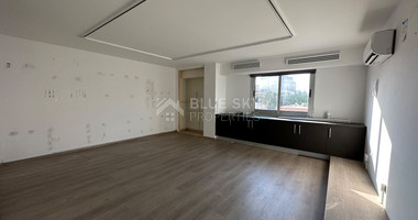 RENT: SHOWROOM/BUILDING 500SQM WITH 17 PARKING SPACES IDEAL FOR OFFICE OR RETAIL PREMISES IN CENTRAL LIMASSOL