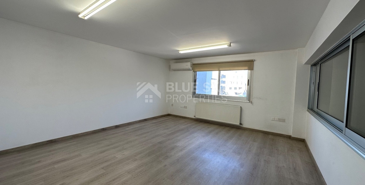 RENT: SHOWROOM/BUILDING 500SQM WITH 17 PARKING SPACES IDEAL FOR OFFICE OR RETAIL PREMISES IN CENTRAL LIMASSOL