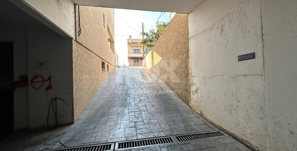 RENT: SHOWROOM/BUILDING 500SQM WITH 17 PARKING SPACES IDEAL FOR OFFICE OR RETAIL PREMISES IN CENTRAL LIMASSOL