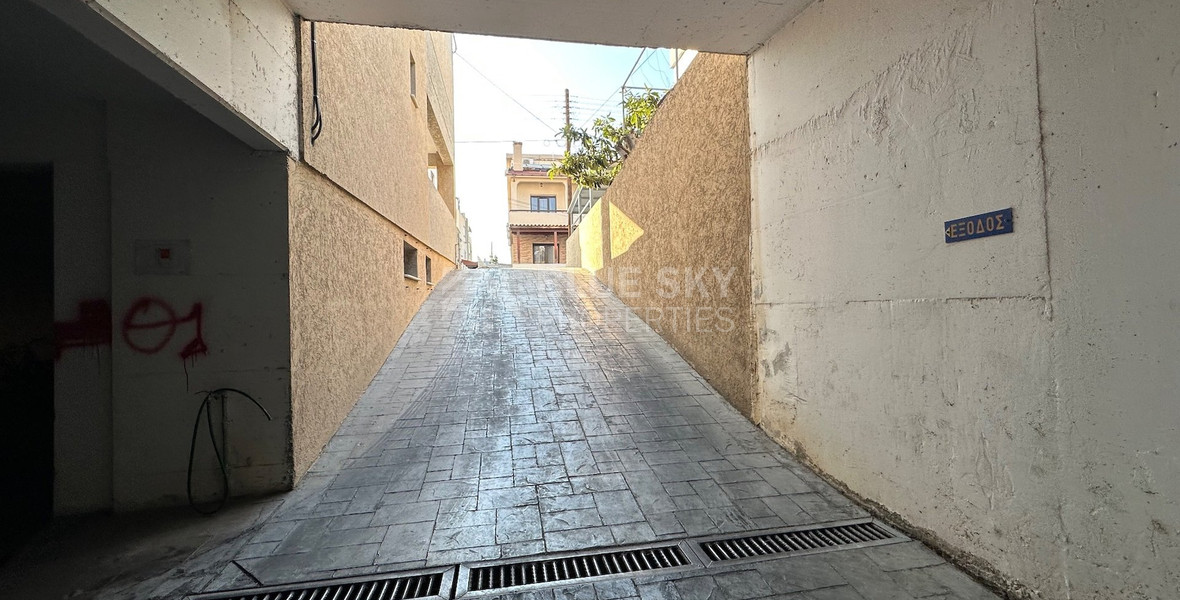 RENT: SHOWROOM/BUILDING 500SQM WITH 17 PARKING SPACES IDEAL FOR OFFICE OR RETAIL PREMISES IN CENTRAL LIMASSOL