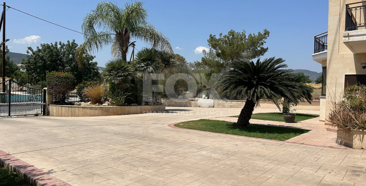 RENT: 5 bedroom Villa unfurnished in Pareklissia with large gardens and swimming pool.