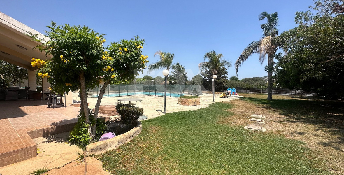 RENT: 5 bedroom Villa unfurnished in Pareklissia with large gardens and swimming pool.