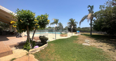 RENT: 5 bedroom Villa unfurnished in Pareklissia with large gardens and swimming pool.