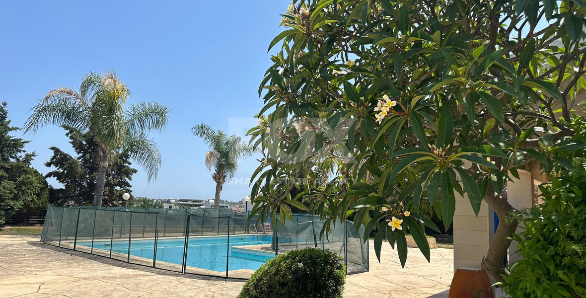 RENT: 5 bedroom Villa unfurnished in Pareklissia with large gardens and swimming pool.