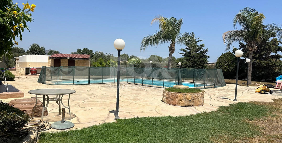 RENT: 5 bedroom Villa unfurnished in Pareklissia with large gardens and swimming pool.