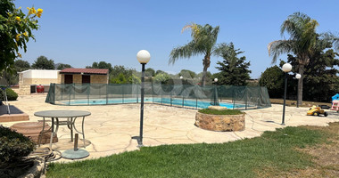 RENT: 5 bedroom Villa unfurnished in Pareklissia with large gardens and swimming pool.