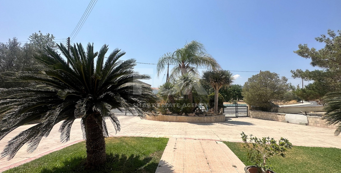 RENT: 5 bedroom Villa unfurnished in Pareklissia with large gardens and swimming pool.