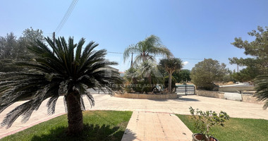 RENT: 5 bedroom Villa unfurnished in Pareklissia with large gardens and swimming pool.