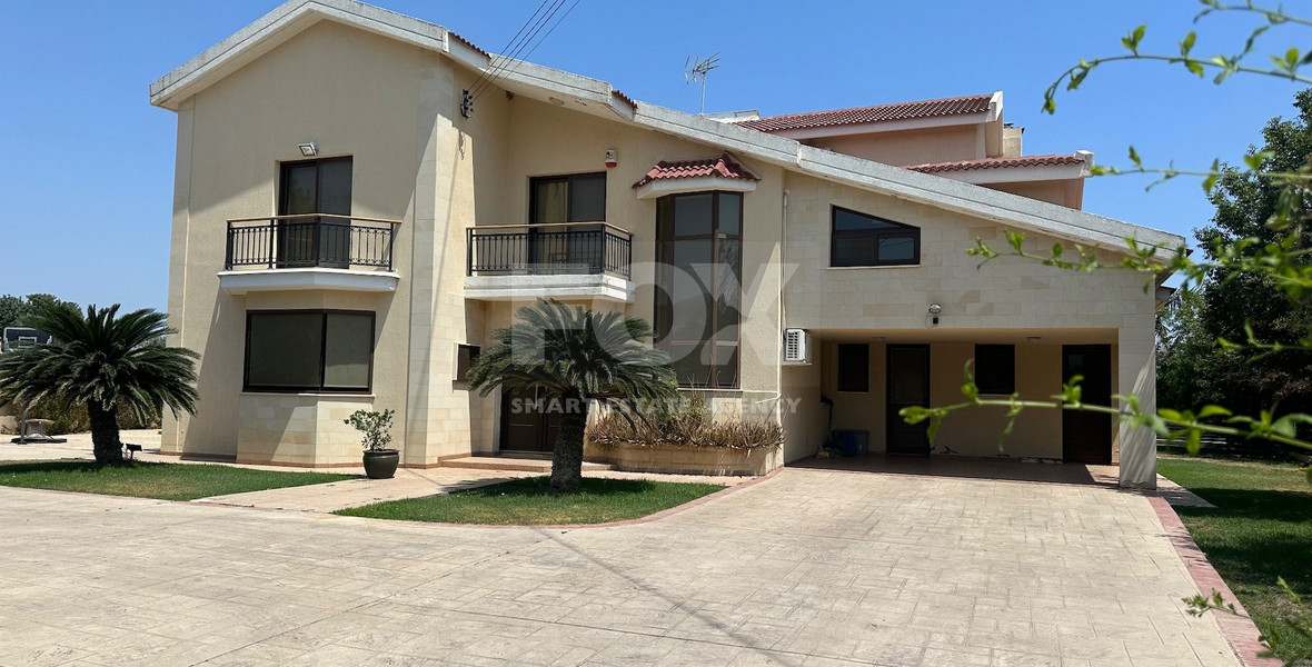 RENT: 5 bedroom Villa unfurnished in Pareklissia with large gardens and swimming pool.