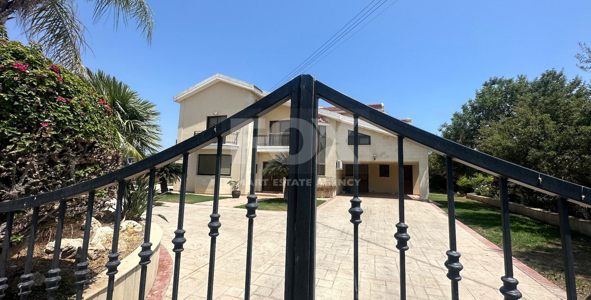 RENT: 5 bedroom Villa unfurnished in Pareklissia with large gardens and swimming pool.