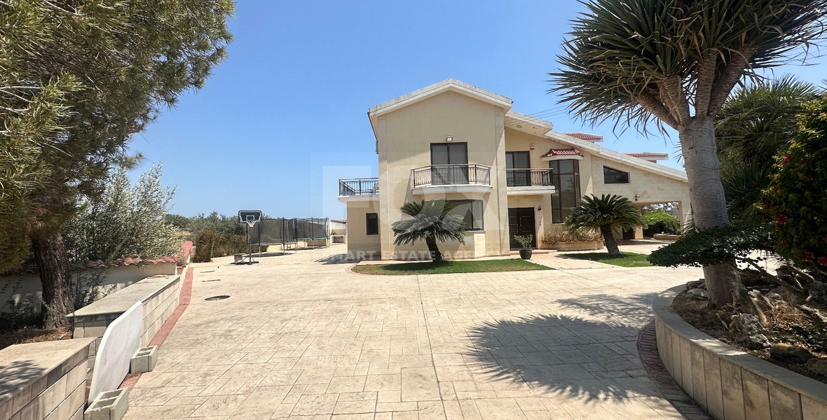 RENT: 5 bedroom Villa unfurnished in Pareklissia with large gardens and swimming pool.