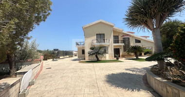 RENT: 5 bedroom Villa unfurnished in Pareklissia with large gardens and swimming pool.